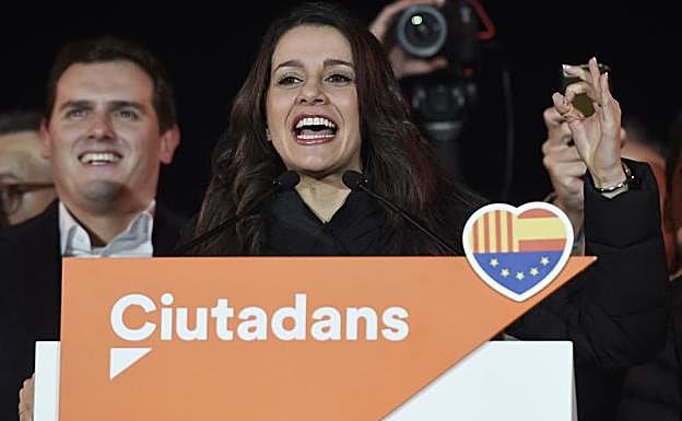 La candidata a la presidencia de la Generalitat, Inés Arrimadas, festeja los resultados electorales.