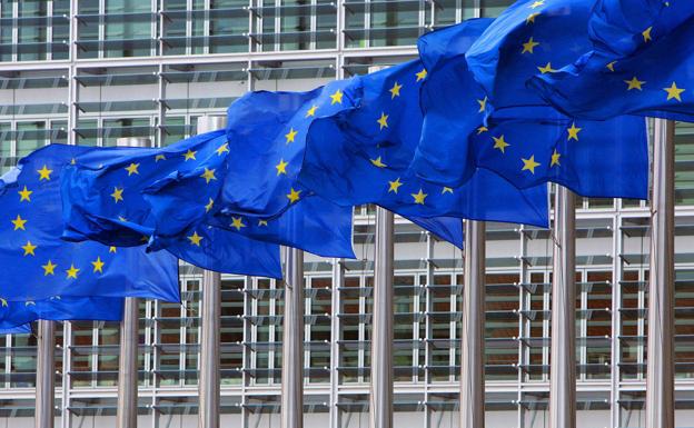 Banderas de la Unión Europea ondean en su sede de Bruselas.