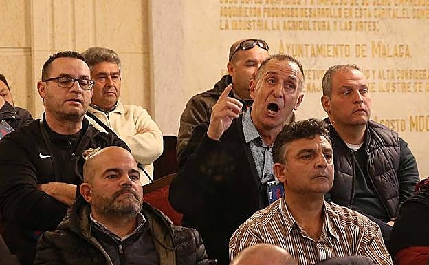 El presidente del comité de empresa de Limasa, increpando al alcalde en el pleno.