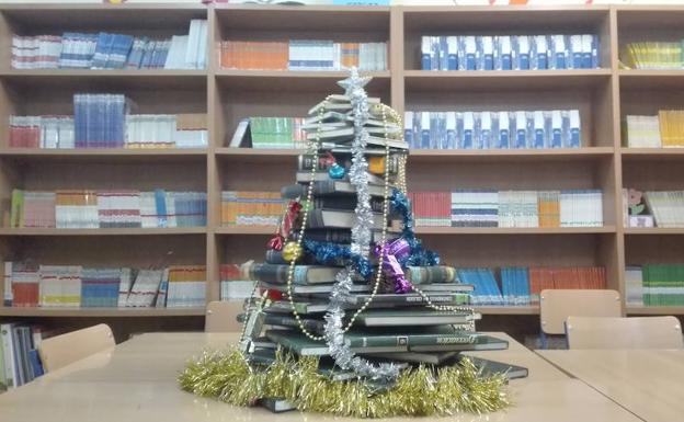 La biblioteca, decorada con árboles de Navidad elaborados con libros.