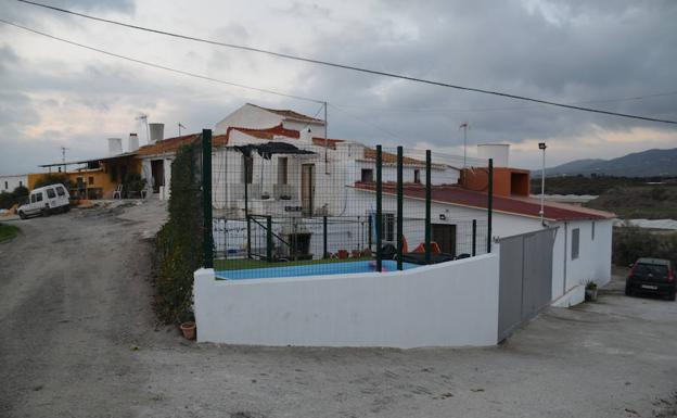 Cortijada de Algarrobo donde vivía el matrimonio, con la casa donde ocurrió el suceso en primer término. 