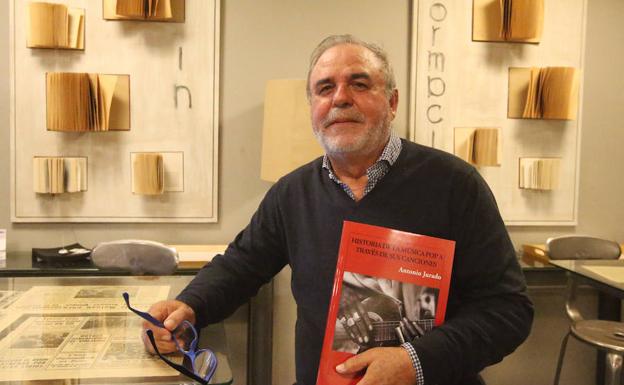 Antonio Jurado, con su nuevo libro. 