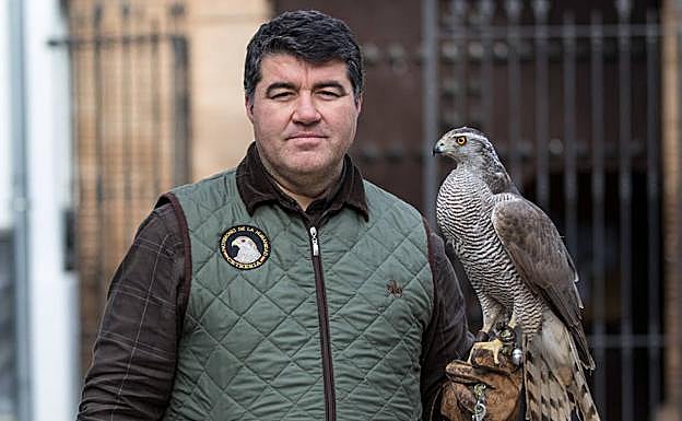 Pepe Amalio, párroco de Coín, junto a su querido Azor.