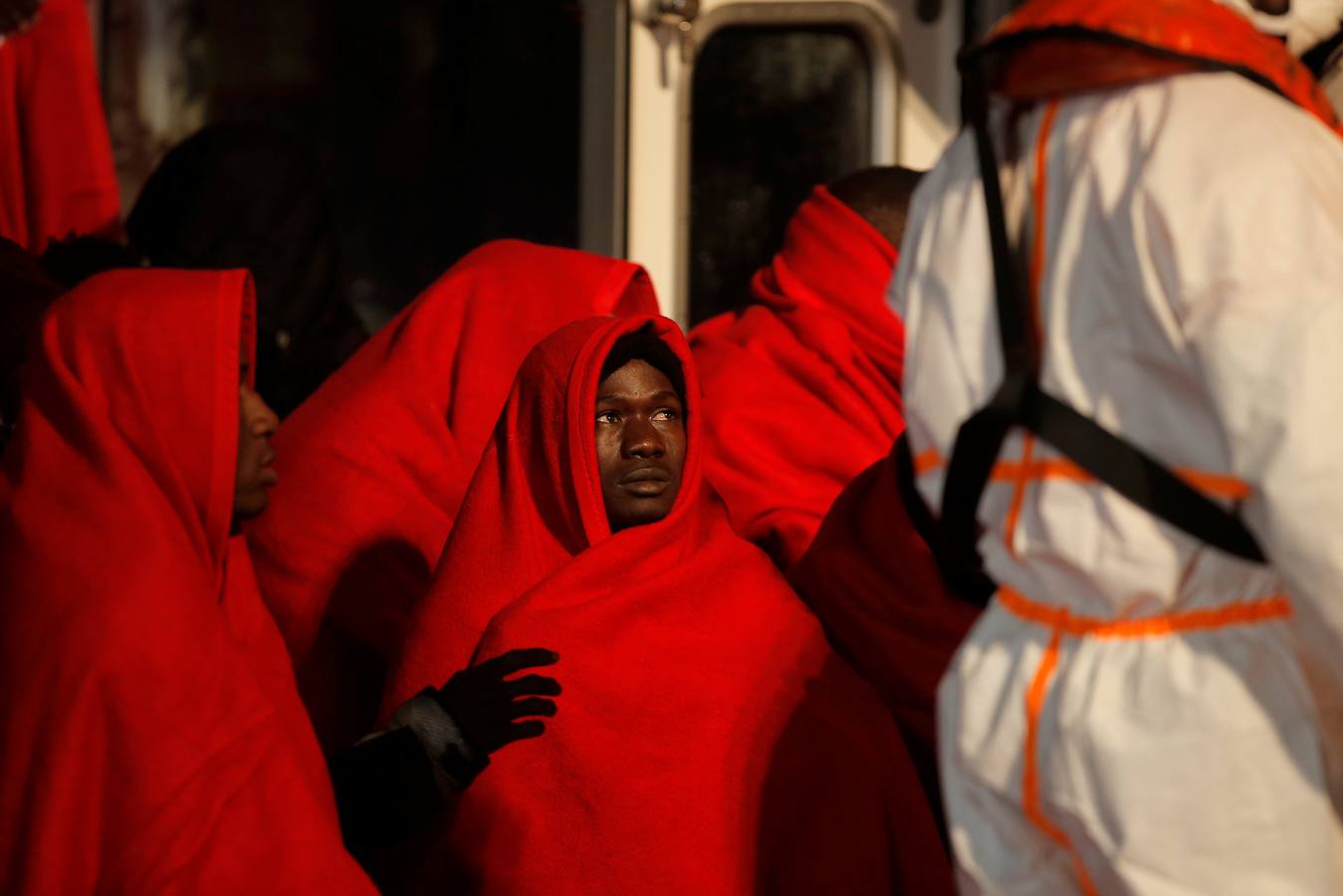 Un total de 54 inmigrantes, 15 de ellos mujeres, han llegado al puerto de Málaga trasladados por la embarcación Salvamar Alnitak tras haber sido rescatados de una patera en el mar de Alborán.