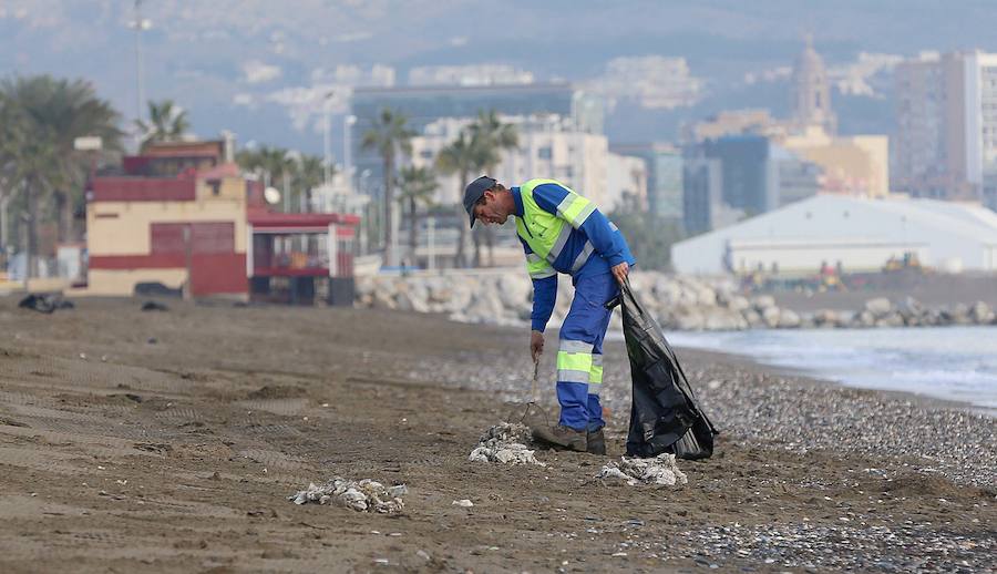 Las playas de la Misericordia llevan dos días mostrando su peor cara, anegadas de toallitas y basuras, que se esparcen por toda la zona de arena. Pequeñas montañas de residuos, que esta mañana estaban limpiando los operarios de Limasa.