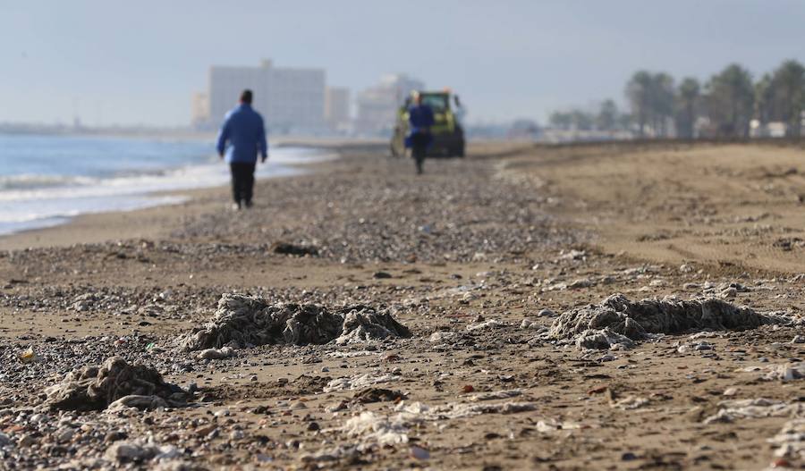 Las playas de la Misericordia llevan dos días mostrando su peor cara, anegadas de toallitas y basuras, que se esparcen por toda la zona de arena. Pequeñas montañas de residuos, que esta mañana estaban limpiando los operarios de Limasa.