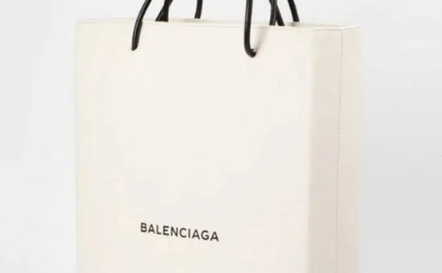 Balenciaga. De papel. Las firmas imitan sus propias bolsas donde meten las ropas de sus clientes.