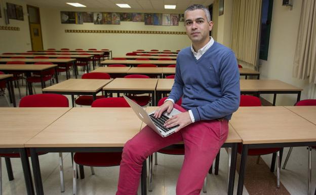 Carlos González enseña Historia en un instituto de Burgos