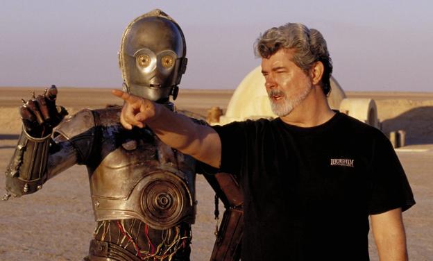 George Lucas dirige a Anthony Daniels, C-3PO, en el rodaje de 'El ataque de los clones'. :: Lisa Tomasetti / ap
