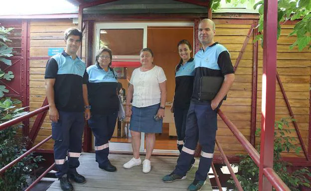 Rosa Martín (en el centro), con su equipo.