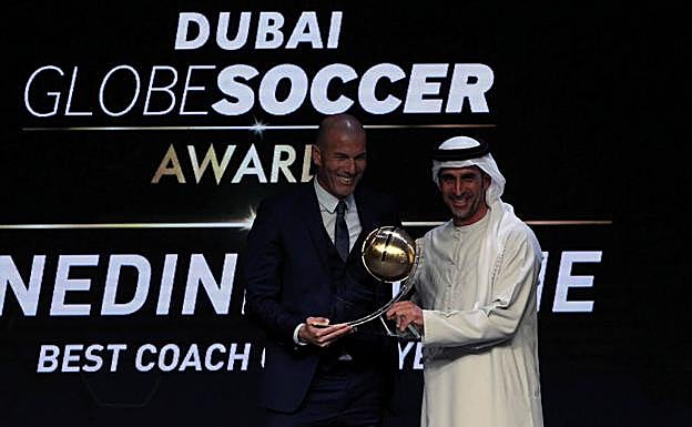 Zinedine Zidane, recibiendo el premio Globe Soccer.