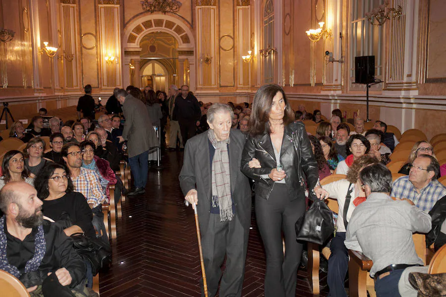 La Sala Unicaja de Conciertos María Cristina acogió el concierto de la cantaora Mayte Martín, quien repasó en directo su álbum 'alCANTARaManuel', dedicado a la poesía de Manuel Alcántara.