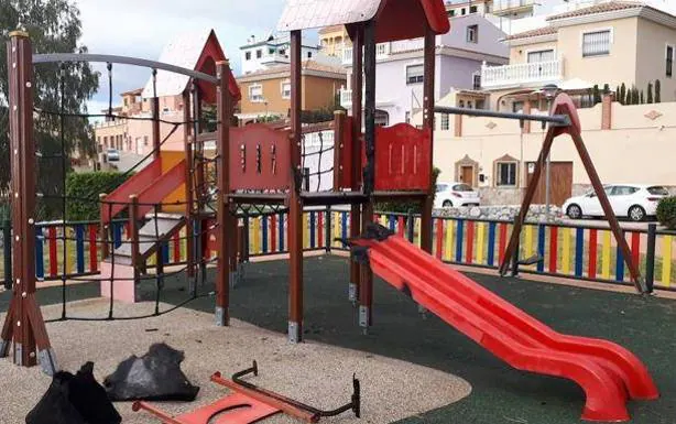 Daños en el parque infantil de la calle Cicerón.