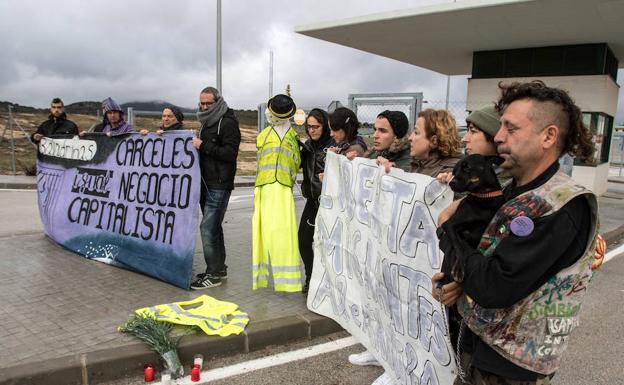 Miembros de la plataforma protestan en la puerta de la prisión tras el suceso. 