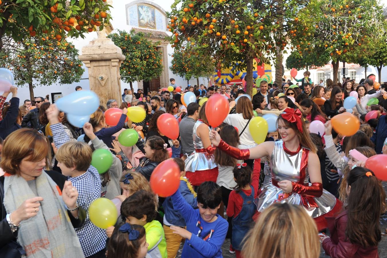 La Plaza de la Iglesia se llena de niños y niñas para despedir el año con una gran fiesta infantil y 12 uvas de gominola