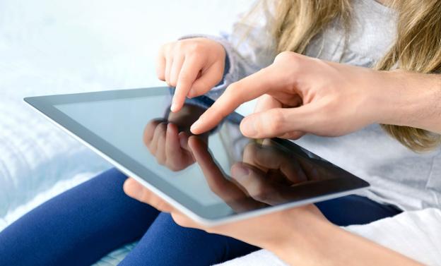Desmontando mitos sobre cómo afectan la tablet y el móvil a los ojos de los niños