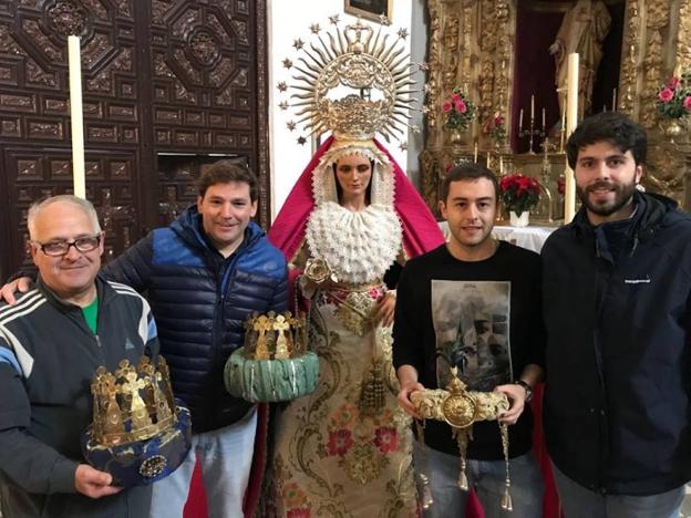 Jóvenes que encarnarán a los Reyes Magos en la cabalgata de la Santa Cruz.  a. o.