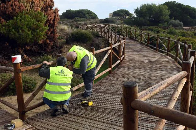 Reparaciones en la pasarela peatonal de las Dunas de Artola. :: josele-lanza