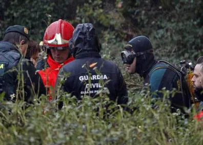 Imagen secundaria 1 - Arriba, el asesino confeso al salir de la nave. Abajo, los buzos de la Guardia Civil y el cadáver siendo trasladado. 