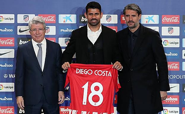 Diego Costa (c), junto a Cerezo (i) y Caminero. 