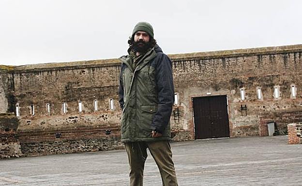 Regino Hernández posa para SUR esta semana en el Castillo Sohail de Fuengirola.