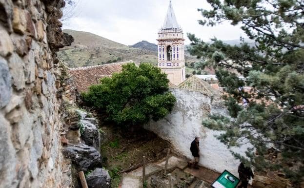 Muro de la fortaleza medieval junto a la iglesia de los Remedios, del siglo XVI. 