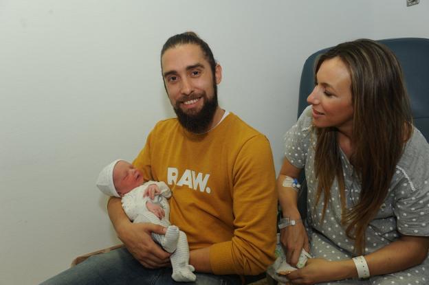 Diego Morales y Laura Alcántara, padres de León, el primer bebé nacido en el Costa del Sol en 2018. :: j.-lanza