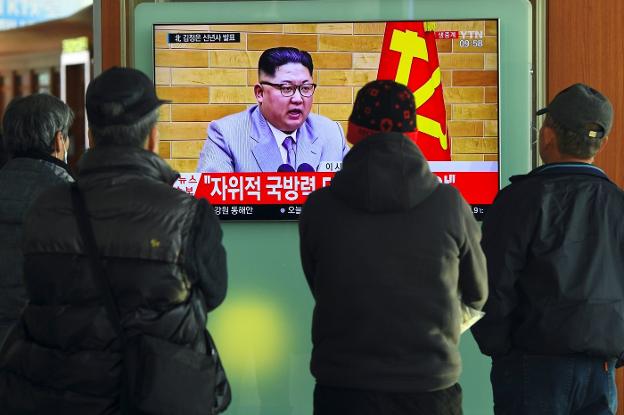 Ciudadanos surcoreanos escuchan el discurso de Kim. :: J. Yeon-Je / afp