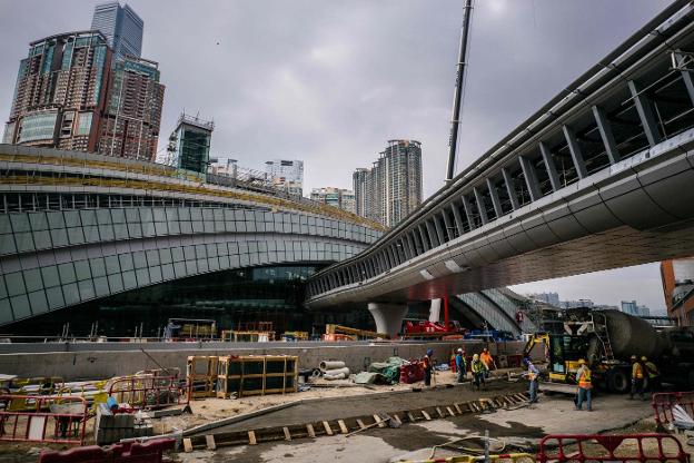 Imangen de las obras de la estación de Kowloon Oeste, en Hong Kong, a donde llegará el tren de alta velocidad. :: Anthony WALLACE / afp