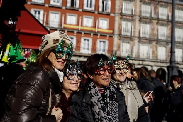 Varios turistas en la Plaza Mayor de Madrid durante el último puente de la Constitución. :: e. naranjo / EFE