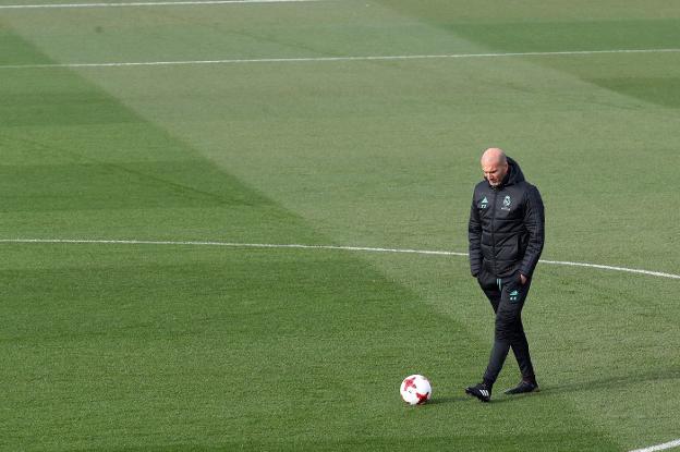 Zinedine Zidane,
durante la sesión de entrenamiento celebrada ayer en la Ciudad  Deportiva de Valdebebas.  :: chema moya. efe