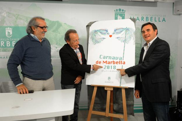 El presidente de la Asociación, el pregonero y el edil de Fiestas junto al cartel, obra de María Torres.