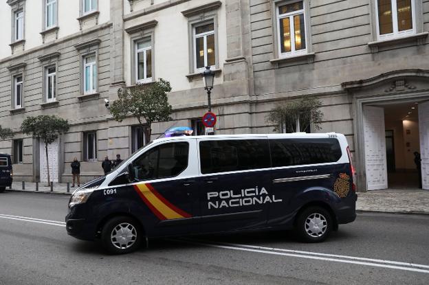 El furgón que trasladó a Junqueras desde la cárcel de Estremera se dispone a entrar en el Tribunal Supremo. :: Susana Vera / reuters