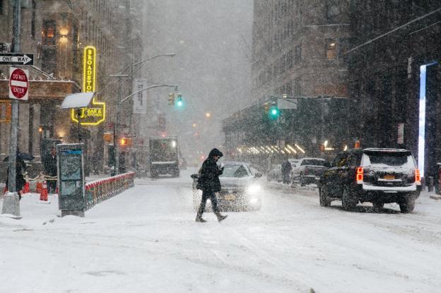 Imagen de una Nueva York envuelta en nieve, y que desde el día de Navidad no conoce temperaturas por encima de cero. :: alba vigaray / efe