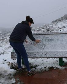 Imagen secundaria 2 - Para los turistas, la nevada fue un atractivo añadido. Muchas familias dedicaron el día a disfrutar de la nieve. En el acceso a la Sierra de las Nieves por San Pedro hubo una notable afluencia de visitantes.