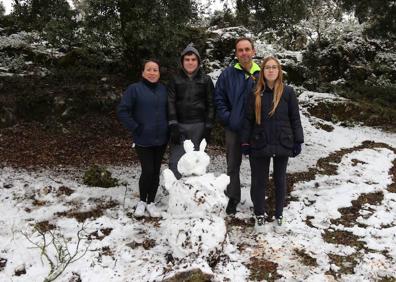 Imagen secundaria 1 - Para los turistas, la nevada fue un atractivo añadido. Muchas familias dedicaron el día a disfrutar de la nieve. En el acceso a la Sierra de las Nieves por San Pedro hubo una notable afluencia de visitantes.