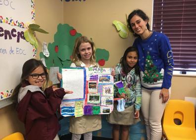 Imagen secundaria 1 - Arriba. Por el día de Andalucía, los niños y niñas visten los trajes típicos. Abajo. Niñas pintando abanicos y, a la izquierda, Pilar con otras alumnas y sus trabajos sobre Málaga. 