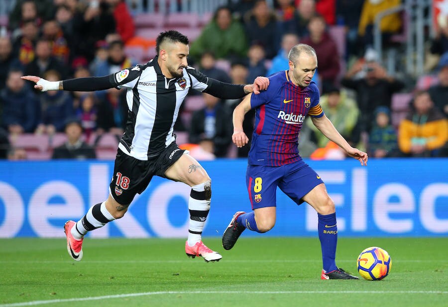 Los goles de Messi, Luis Suárez y Paulinho le dan otro triunfo al líder en su primer encuentro liguero de 2018.