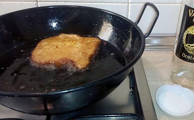 La propietaria le lanzó el contenido de una sarten