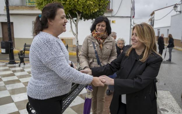Susana Díaz, saludando ayer a varias mujeres en el pueblo sevillano de Albaida. 
