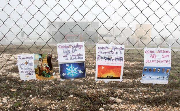 Carteles de apoyo a los inmigrantes en las vallas de la prisión de Archidona. 