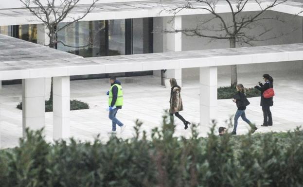 Efectivos policiales en las inmediaciones del albergue de la institución Padre Rubinos de A Coruña.