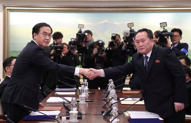El ministro de Unificación del Sur, Cho Myoung-gyon (izda.), y el portavoz de la delegación norcoreana, Ri Son-gwon, se dan la mano tras la reunión en Panmunjon. :: reuters

