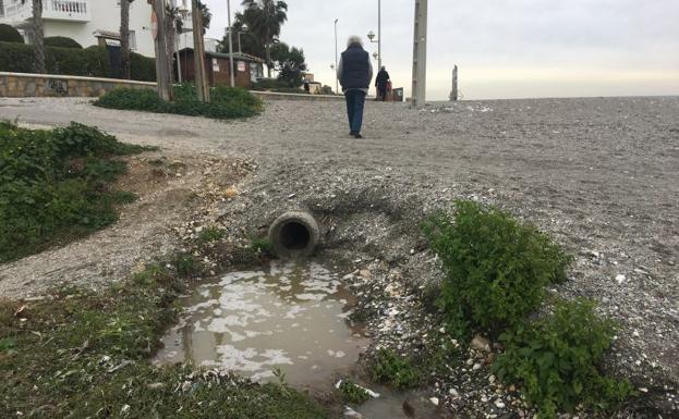 Imagen del vertido de aguas fecales en la desembocadura del río Chíllar, ayer al mediodía. 