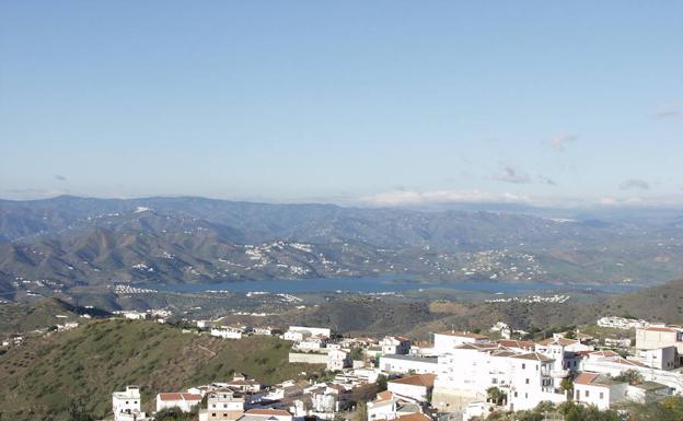 Vista de Canillas de Aceituno tras ascender unos metros por la ruta