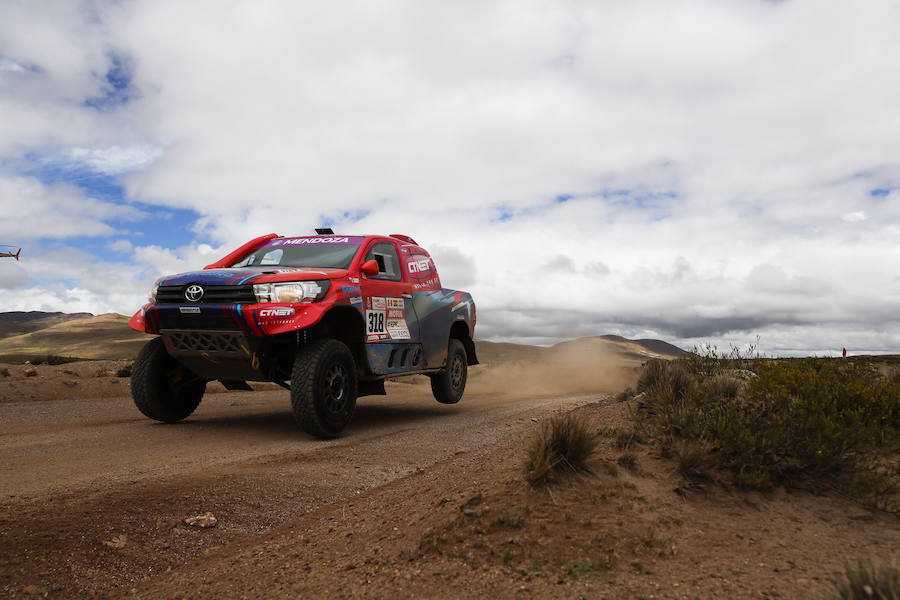 Los pilotos de Toyota Lucio Álvarez, de Argentina, y Robert Howie, de Sudáfrica, compiten durante la sexta etapa del Dakar. 