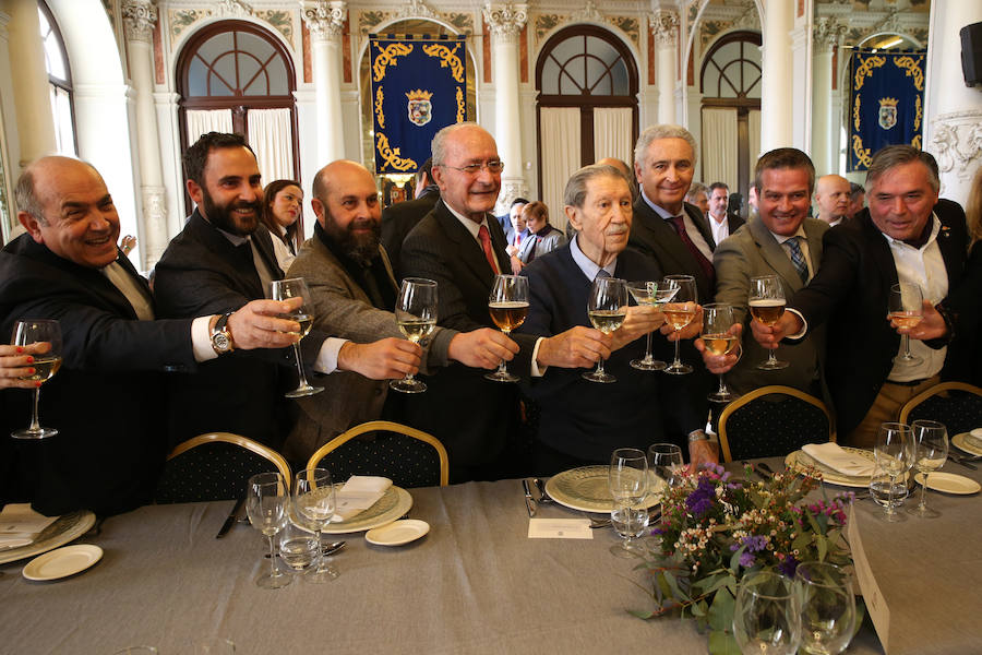 Amigos e instituciones homenajean al poeta y articulista en el Salón de los Espejos con motivo del 90 cumpleaños de Manuel Alcántara.