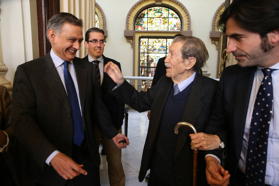 Amigos e instituciones homenajean al poeta y articulista en el Salón de los Espejos con motivo del 90 cumpleaños de Manuel Alcántara.