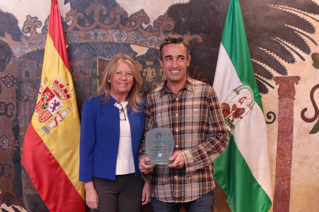 La alcaldesa de Marbella, Ángeles Muñoz, ayer, en el salón de los Frescos, tras hacerle entrega de la placa al palmerero, Miguel Sánchez.