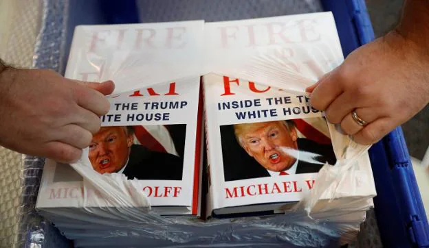 El libro sobre Trump llega a una librería de Liverpool. Arriba, Randall Hansen y su obra. :: reuters